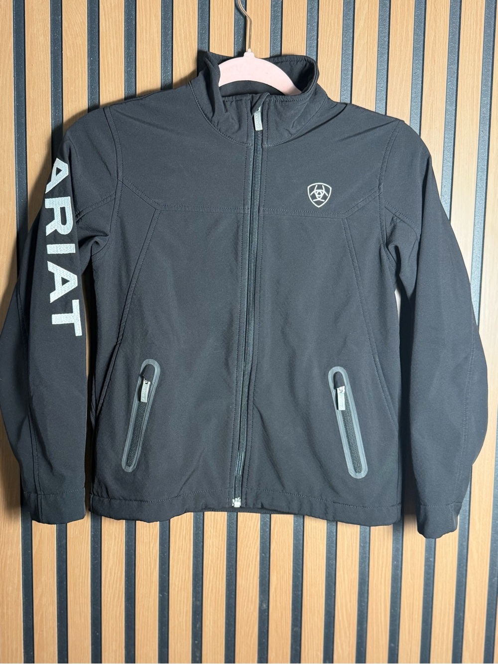 Ariat Kids Black Softshell Puffer Jacket with Logo Sleeve size M boys